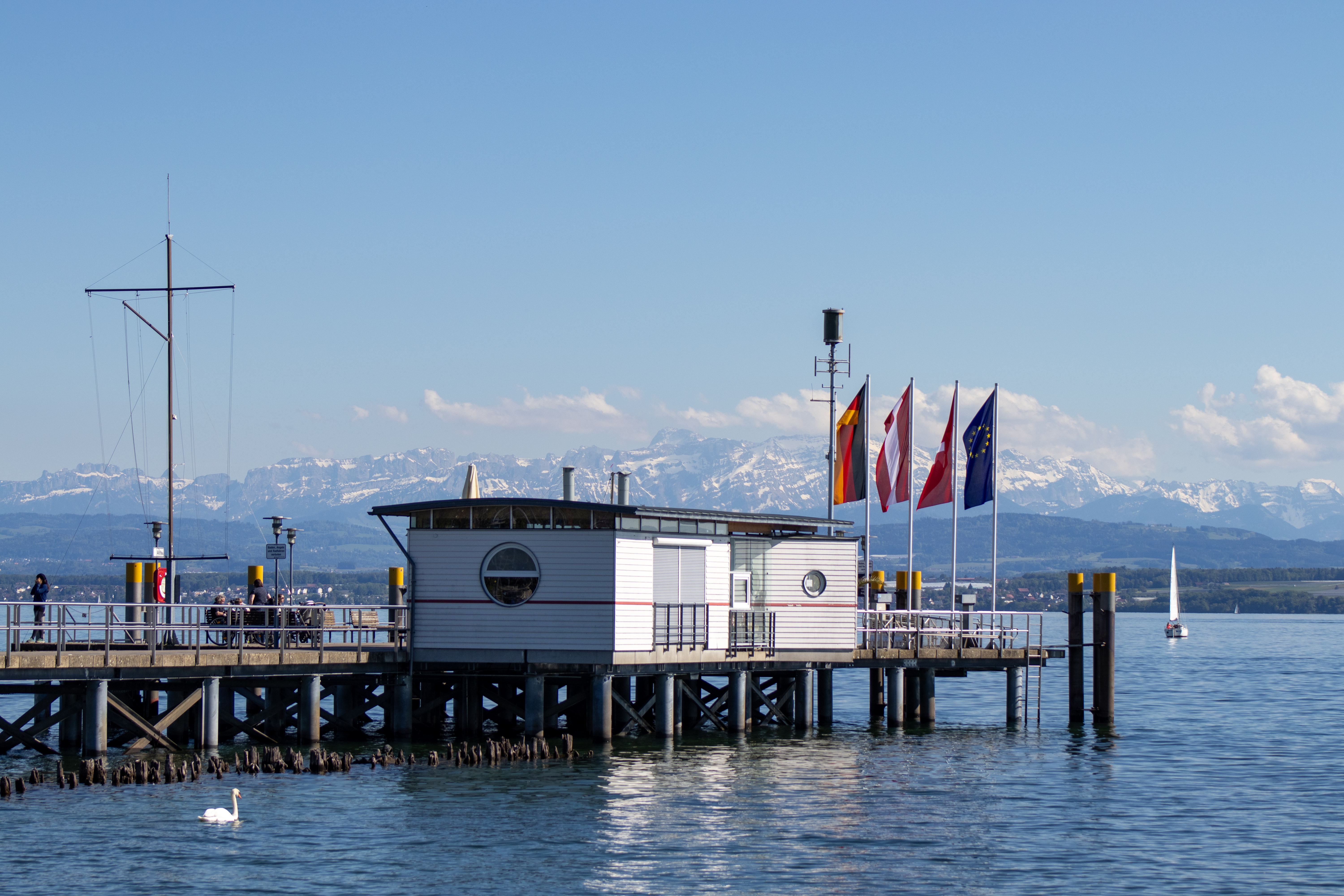 Bodensee Steg mit Alpen